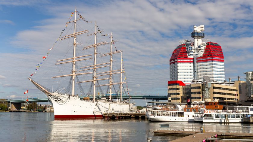 Le voilier Viking et la tour Lilla Bommen sur le port de Göteborg