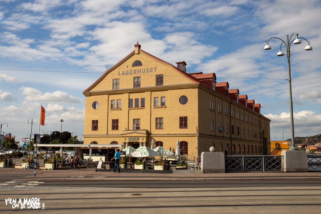 Bâtiment historique jaune dans le centre de Göteborg