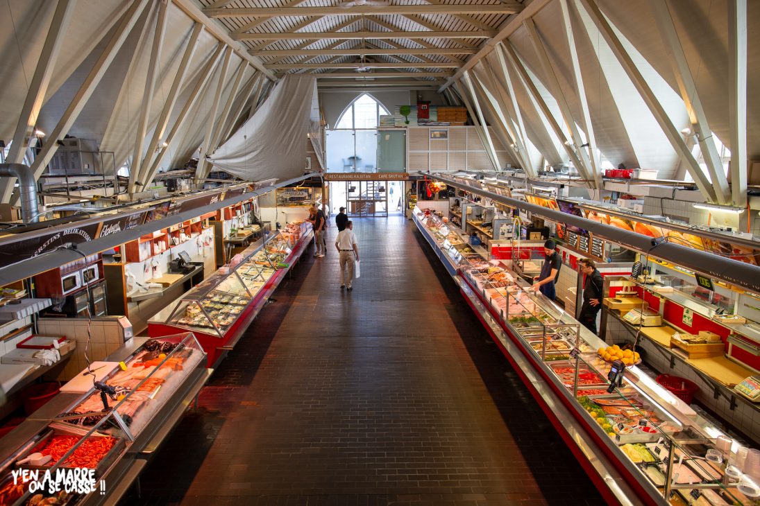 Les étals de poissons et fruits de mer à l’intérieur de Feskekörka