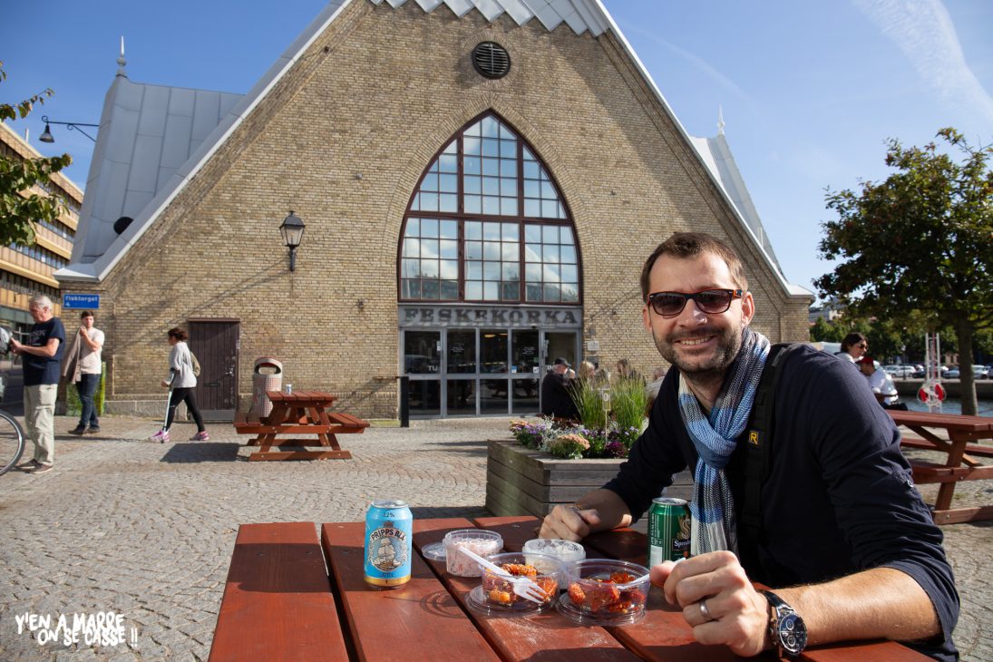 Déjeuner de poisson en terrasse devant Feskekörka