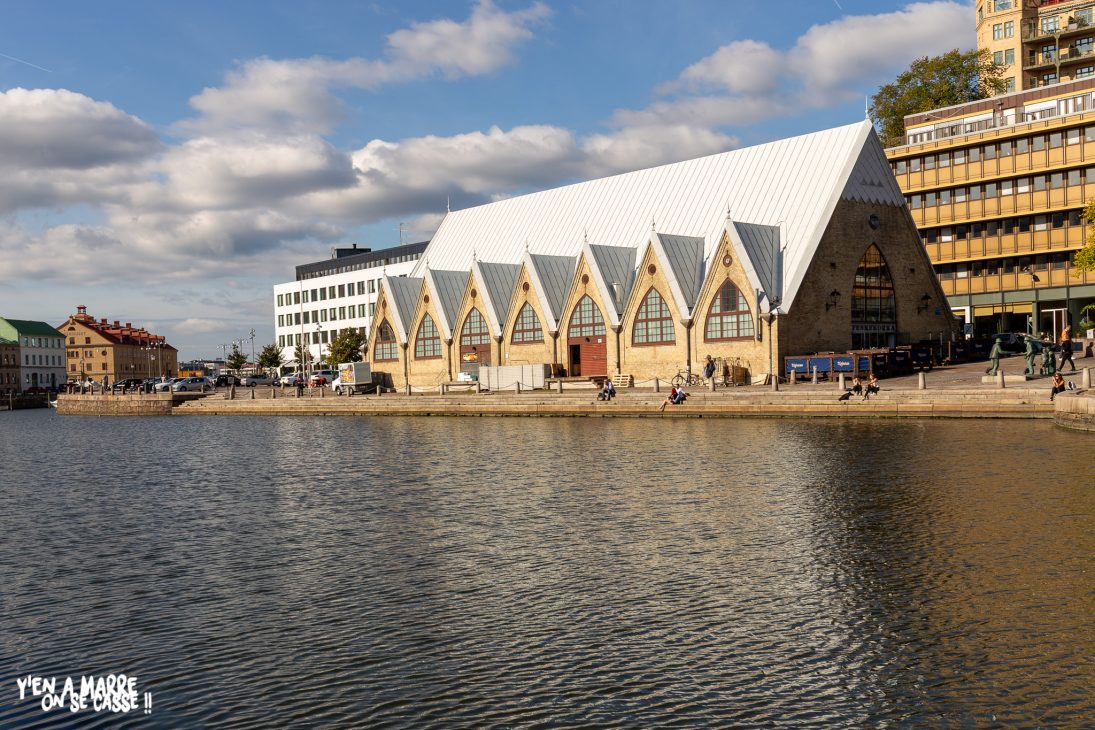 La halle aux poissons Feskekörka au bord du canal, à Göteborg en Suède