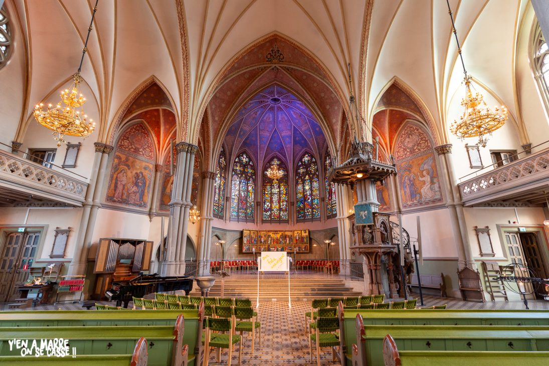 La nef et le chœur de l’église néogothique