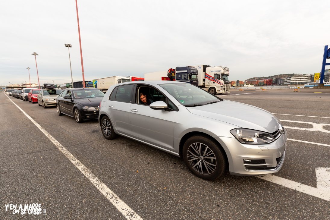 Notre Golf dans la file d’embarquement du ferry