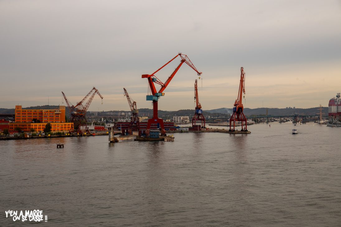 Les grues du port de Göteborg depuis le ferry