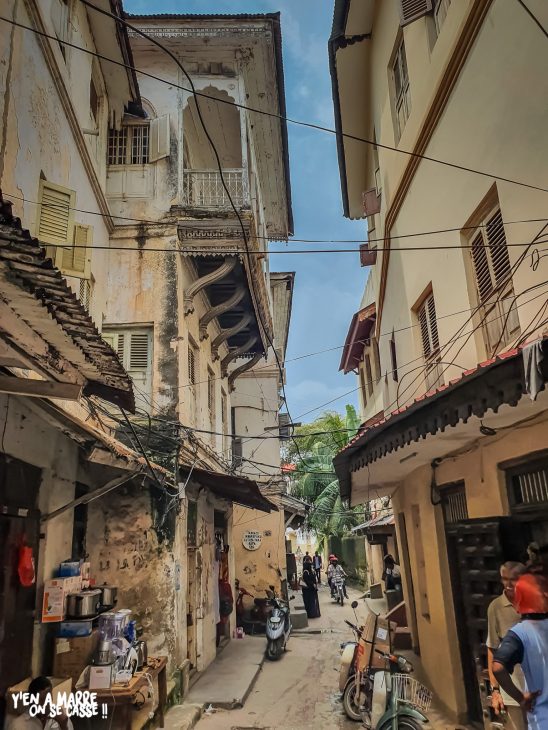 Ruelle étroite de Stone Town, la vieille ville de Zanzibar