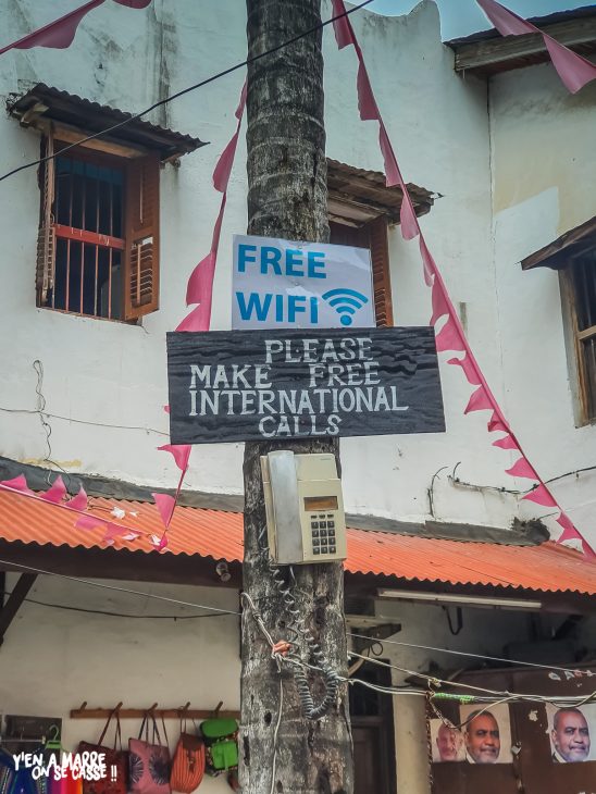 Rue de Stone Town avec une pancarte Free Wifi