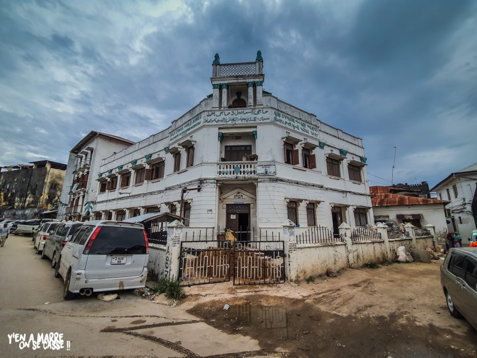 Bâtiment colonial blanc dans une rue de Stone Town