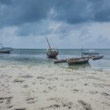 Boutres échoués sur la plage à marée basse à Zanzibar