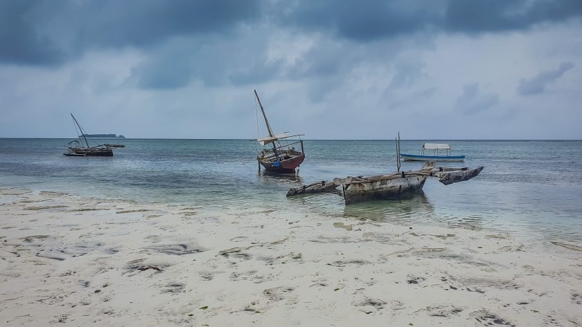 Boutres échoués sur la plage à marée basse à Zanzibar