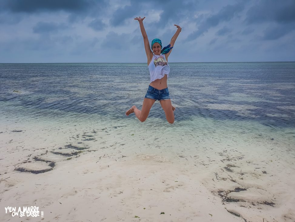 Saut de joie sur la plage de Zanzibar à marée basse