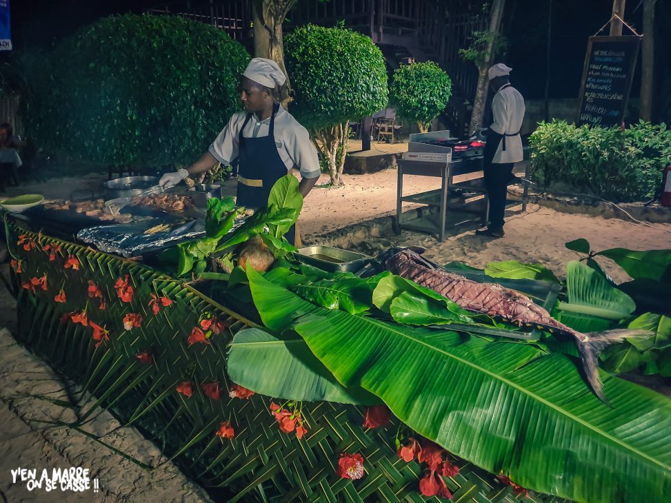 Cuisiniers aux grillades pendant le dîner du réveillon