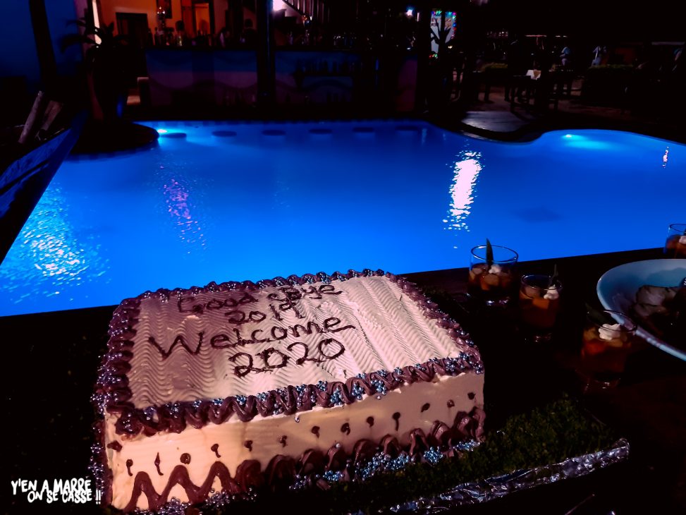 Gâteau « Welcome 2020 » au bord de la piscine pour le réveillon à Zanzibar