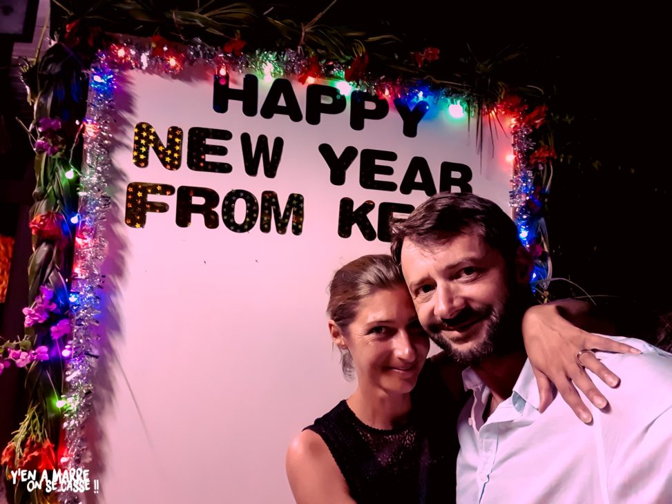 Photo souvenir devant le panneau Happy New Year du réveillon