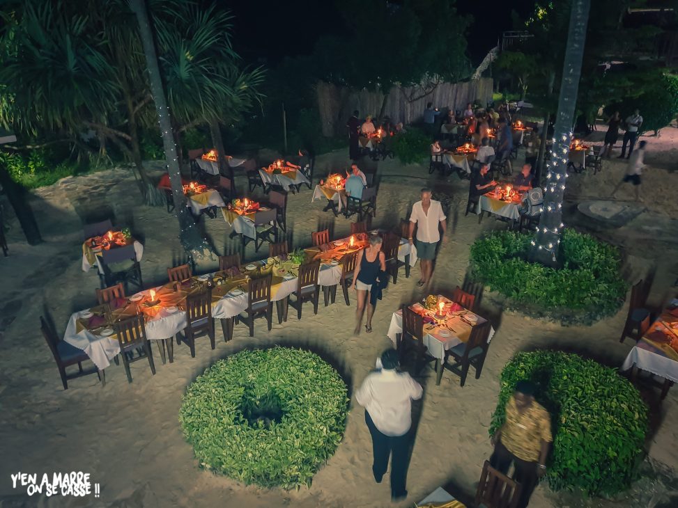 Tables du dîner du réveillon dressées dans les jardins de l’hôtel
